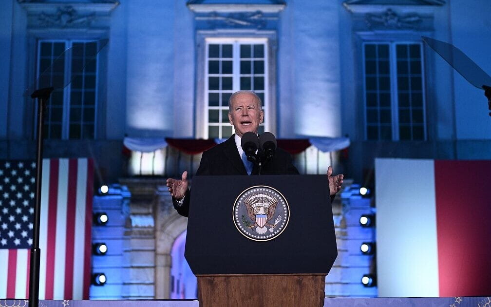 El presidente estadounidense Joe Biden pronuncia un discurso en el Castillo Real de Varsovia, Polonia, el 26 de marzo de 2022. (Brendan Smialowski/AFP)