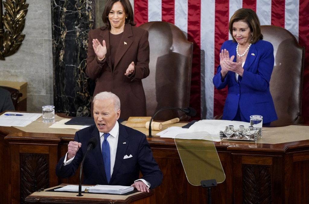 El presidente de Estados Unidos, Joe Biden, pronuncia el discurso sobre el estado de la Unión flanqueado por la vicepresidenta Kamala Harris y la presidenta de la Cámara de Representantes, Nancy Pelosi (demócrata), durante una sesión conjunta del Congreso en la Cámara de Representantes del Capitolio de Estados Unidos, en Washington, DC, el 1 de marzo de 2022. (POOL / GETTY IMAGES NORTH AMERICA / Getty Images vía AFP)