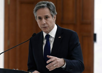 El Secretario de Estado de los Estados Unidos, Antony Blinken, gesticula mientras habla durante una conferencia de prensa con el presidente de Moldavia en el Palacio Presidencial de Chisinau, el 6 de marzo de 2022. (Olivier Douliery/Pool/AFP)