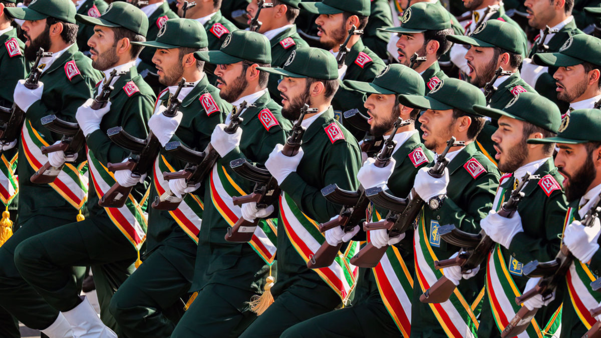 Esta foto de archivo tomada el 22 de septiembre de 2018 muestra a miembros del Cuerpo de la Guardia Revolucionaria de Irán (CGRI) marchando durante el desfile militar anual que marca el aniversario del inicio de la devastadora guerra de 1980-1988 con el Irak de Saddam Hussein, en la capital Teherán. (Stringer/AFP)