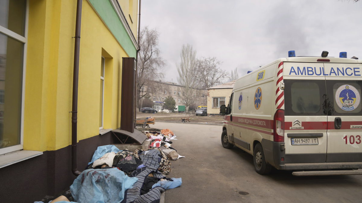 Ilustrativo: Los cuerpos de las personas muertas por los bombardeos yacen cubiertos frente al hospital número 3 de Mariupol, Ucrania, el 15 de marzo de 2022. (AP Photo/Evgeniy Maloletka)