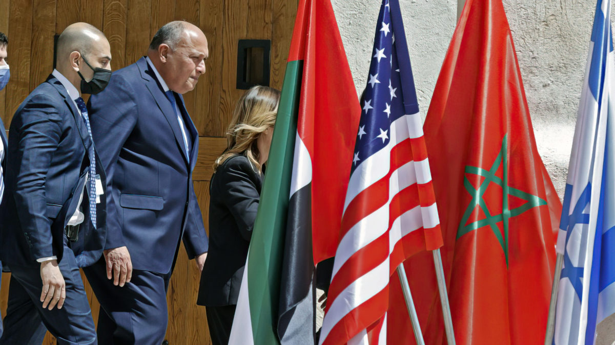 El ministro de Asuntos Exteriores de Egipto, Sameh Shoukri, sale tras la Cumbre del Néguev en el kibutz israelí de Sde Boker, el 28 de marzo de 2022 (JACK GUEZ / AFP)