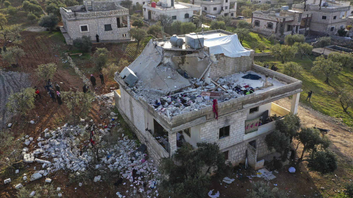 El Estado Islámico nombra un nuevo líder y confirma la muerte de Abu Ibrahim al-Qurashi BEIRUT, Líbano - El grupo terrorista Estado Islámico confirma la muerte de su líder Abu Ibrahim al-Qurashi en un comunicado, y nombra a Abu Hasan al-Hashemi al-Qurashi como su sustituto. Los miembros del EI han “jurado lealtad” a “Abu Hasan al-Hashemi al-Qurashi como emir sobre los creyentes y califa de los musulmanes”, dice el portavoz del grupo en una grabación de audio que confirma la muerte del antiguo jefe del EI junto con el ex portavoz del grupo. El antiguo líder se inmoló a principios de febrero durante una incursión estadounidense en el noroeste de Siria, una zona controlada por los yihadistas rivales.