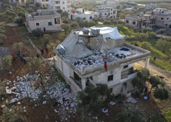 El Estado Islámico nombra un nuevo líder y confirma la muerte de Abu Ibrahim al-Qurashi BEIRUT, Líbano - El grupo terrorista Estado Islámico confirma la muerte de su líder Abu Ibrahim al-Qurashi en un comunicado, y nombra a Abu Hasan al-Hashemi al-Qurashi como su sustituto. Los miembros del EI han “jurado lealtad” a “Abu Hasan al-Hashemi al-Qurashi como emir sobre los creyentes y califa de los musulmanes”, dice el portavoz del grupo en una grabación de audio que confirma la muerte del antiguo jefe del EI junto con el ex portavoz del grupo. El antiguo líder se inmoló a principios de febrero durante una incursión estadounidense en el noroeste de Siria, una zona controlada por los yihadistas rivales.