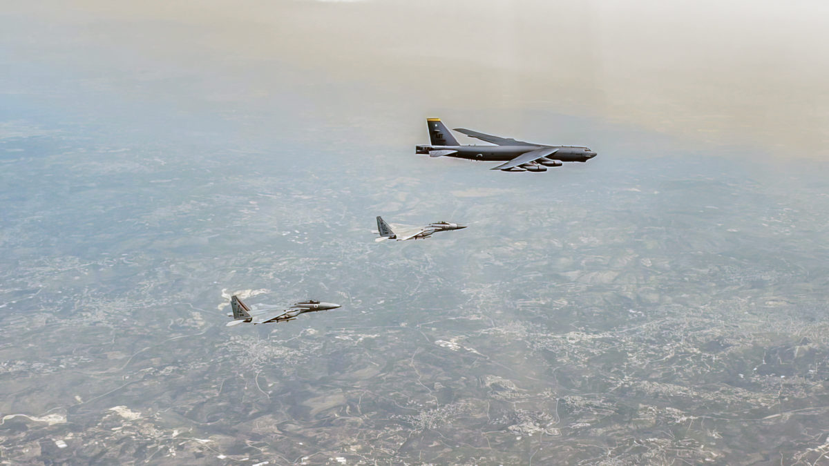 Aviones israelíes escoltan a un bombardero estadounidense en el Golfo