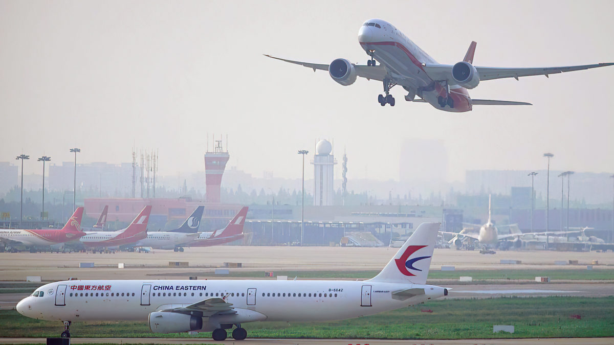 Un avión de China Eastern se estrella con 132 personas a bordo