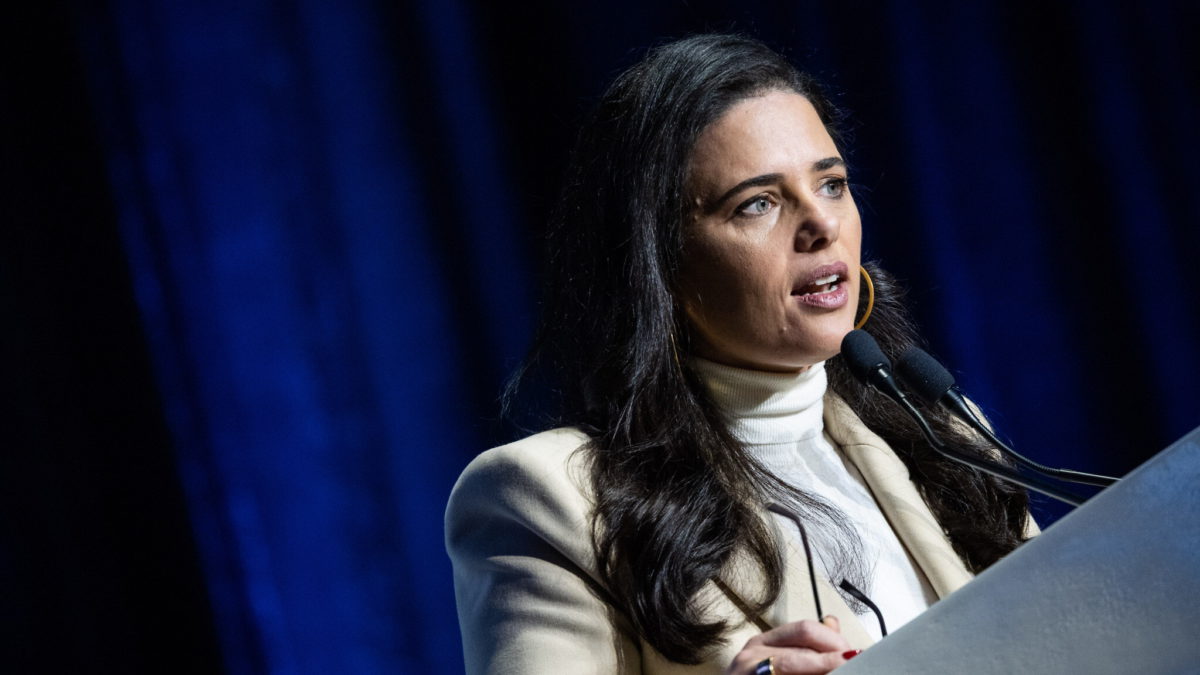 La ministra del Interior, Ayelet Shaked, habla en una conferencia en Jerusalén, el 21 de febrero de 2022. (Yonatan Sindel/Flash90)