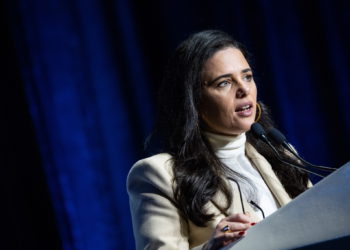 La ministra del Interior, Ayelet Shaked, habla en una conferencia en Jerusalén, el 21 de febrero de 2022. (Yonatan Sindel/Flash90)