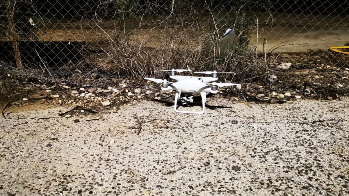 En esta imagen publicada por el ejército el 17 de febrero de 2022, se ve un avión no tripulado perteneciente al grupo terrorista libanés Hezbolá tras ser derribado por las tropas en la frontera con el Líbano. (Fuerzas de Defensa de Israel)