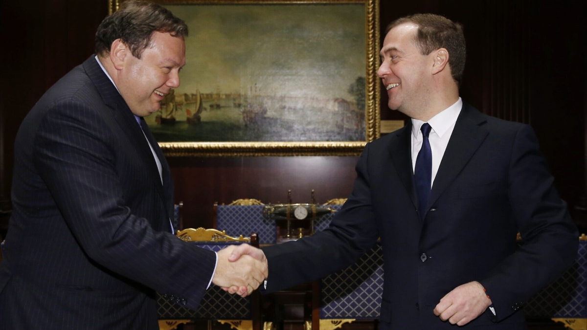 El primer ministro ruso, Dmitri Medvédev (derecha), estrecha la mano del multimillonario Mikhail Fridman, jefe del Grupo Alfa, durante su reunión en la residencia Gorki, en las afueras de Moscú, en diciembre de 2013. (AP Photo/RIA-Novosti, Dmitry Astakhov, Servicio de Prensa del Gobierno)