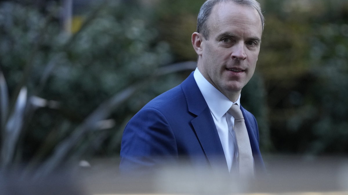 El viceprimer ministro británico Dominic Raab llega al número 10 de Downing Street en Londres, el 18 de enero de 2022. (Alastair Grant/AP)