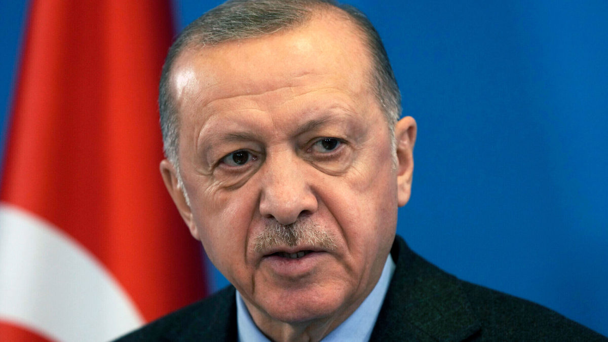 El presidente turco Recep Tayyip Erdogan habla durante una conferencia de prensa después de una cumbre extraordinaria de la OTAN en la sede de la OTAN en Bruselas, el 24 de marzo de 2022. (AP Photo/Markus Schreiber)