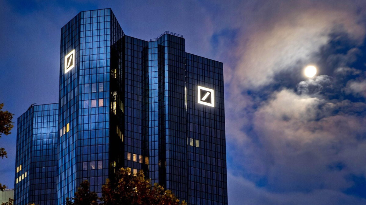 ARCHIVO - La luna brilla junto a la sede del Deutsche Bank en Frankfurt, Alemania, el 4 de octubre de 2020. (AP Photo/Michael Probst, Archivo)