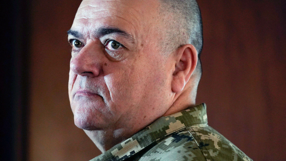 El General de División Borys Kremenetskyi, Agregado de Defensa de la Embajada de Ucrania, escucha a la Embajadora de Ucrania en Estados Unidos Oksana Markarova mientras habla durante una conferencia de prensa en la Embajada de Ucrania en Washington, el 24 de febrero de 2022. (AP Photo/Patrick Semansky)