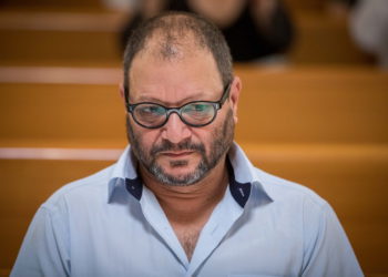 El MK de la Lista Conjunta Ofer Cassif en el Tribunal Supremo en Jerusalén el 22 de agosto de 2019. (Yonatan Sindel/Flash90)