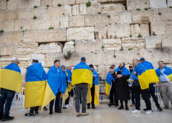Israelí fabricante de banderas emplea a refugiados ucranianos