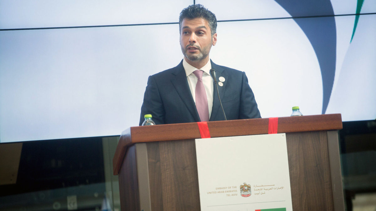 El embajador de los EAU en Israel, Mohamed al Khajah, en la ceremonia de apertura de la embajada de los Emiratos Árabes Unidos en Tel Aviv, el 14 de julio de 2021 (Miriam Alster/Flash90)