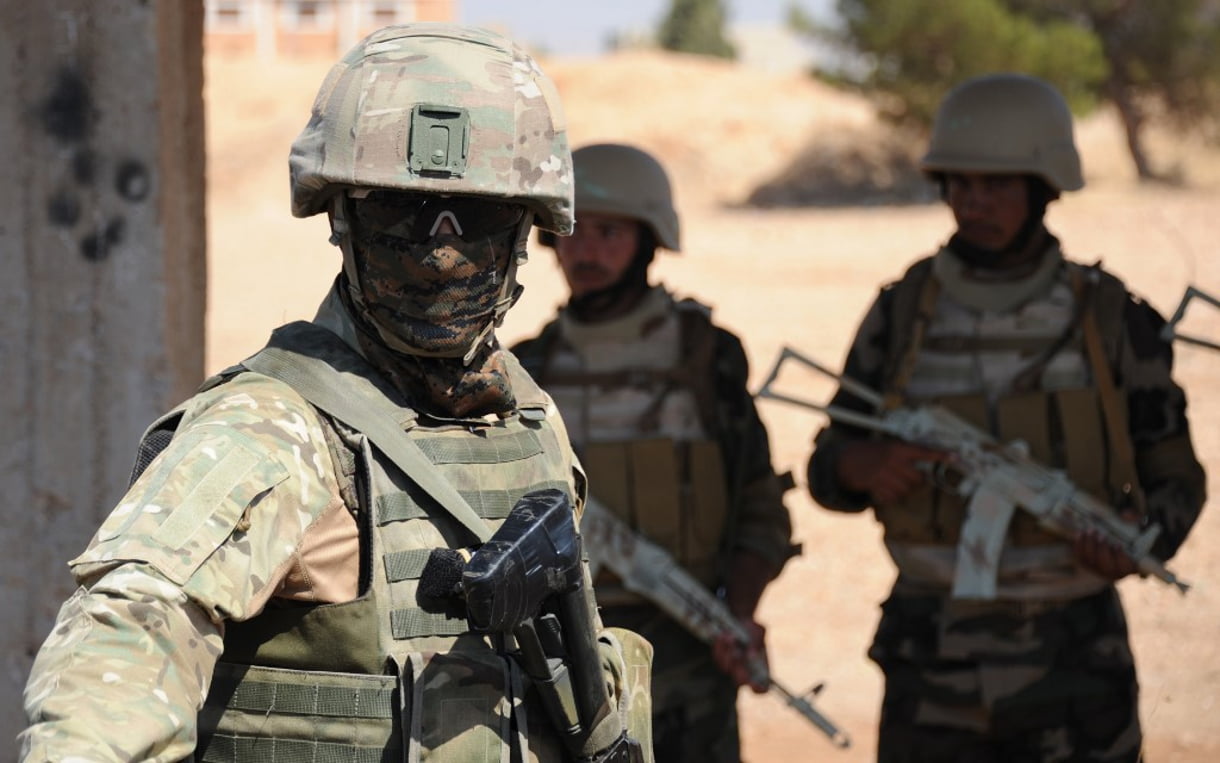 Una foto tomada durante una visita guiada con el ejército ruso muestra a un entrenador del ejército ruso (L) gesticulando durante una sesión de instrucción con soldados de élite sirios en una base del ejército en Yafour, a unos 30 kilómetros al oeste de Damasco, el 24 de septiembre de 2019. (Maxime POPOV / AFP)