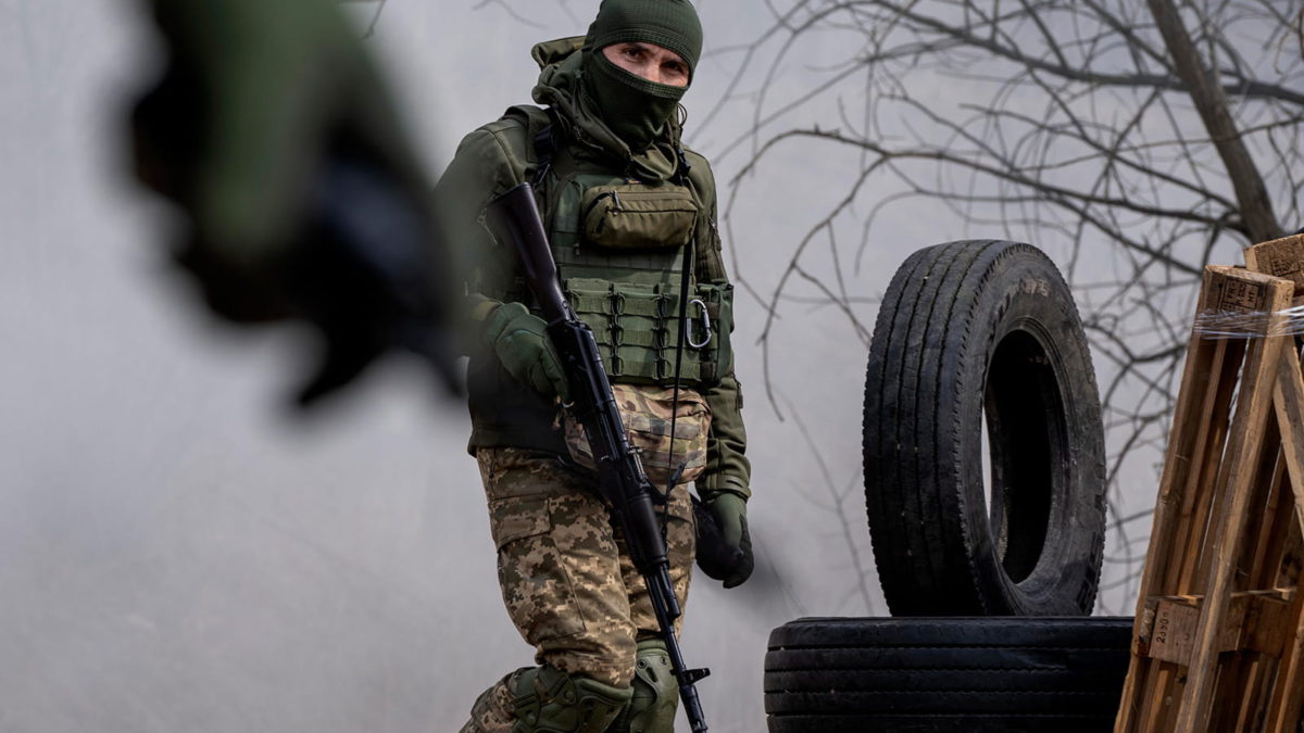 Soldados ucranianos asisten a un ejercicio de entrenamiento en el oeste de Ucrania, el 29 de marzo de 2022. (AP Photo/Nariman El-Mofty)