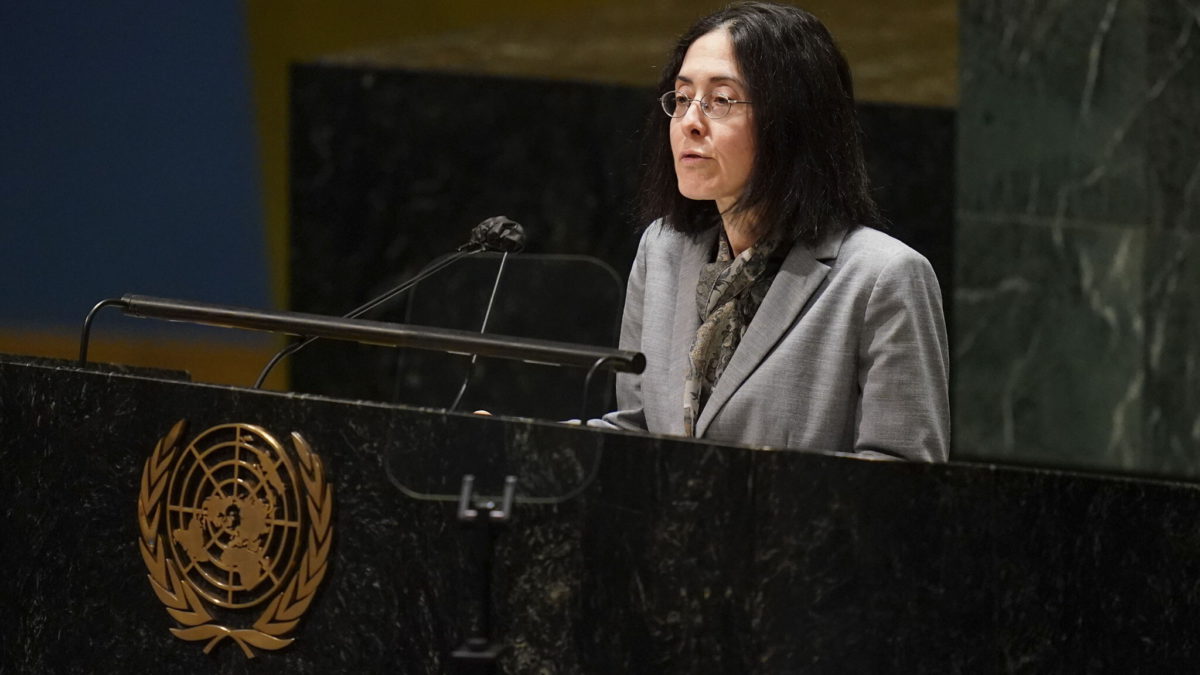 La embajadora adjunta de Israel ante las Naciones Unidas, Noa Furman, habla durante una reunión de emergencia de la Asamblea General en la sede de las Naciones Unidas, el 1 de marzo de 2022. (AP Photo/Seth Wenig)
