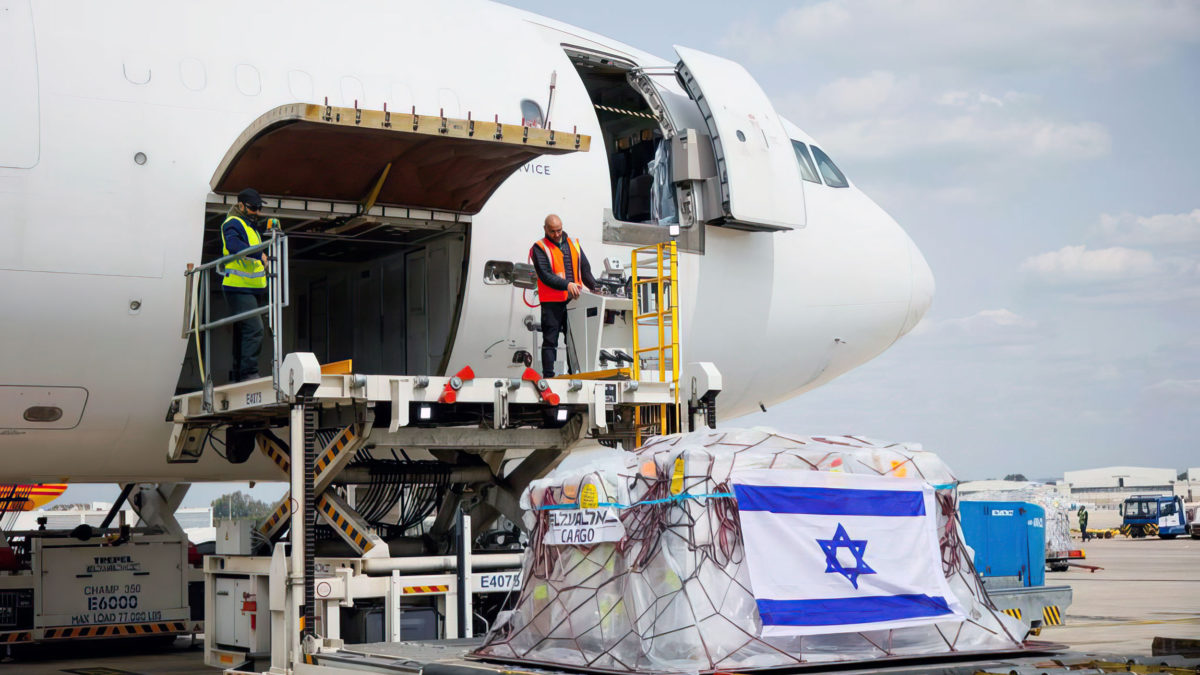 El equipo para un hospital de campaña israelí que se construirá en la ciudad ucraniana occidental de Mostyska se carga en un avión en el aeropuerto Ben Gurion, el 17 de marzo de 2022. (Sivan Shahar/Anaba/GPO)