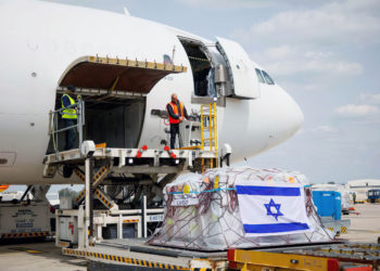 El equipo para un hospital de campaña israelí que se construirá en la ciudad ucraniana occidental de Mostyska se carga en un avión en el aeropuerto Ben Gurion, el 17 de marzo de 2022. (Sivan Shahar/Anaba/GPO)