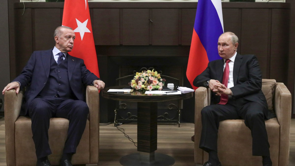 El presidente ruso, Vladimir Putin, a la derecha, y el presidente turco, Recep Tayyip Erdogan, durante su reunión en la residencia Bocharov Ruchei, en la localidad rusa de Sochi, en el Mar Negro, el 29 de septiembre de 2021. (Vladimir Smirnov/Sputnik, Kremlin/Pool Photo vía AP)
