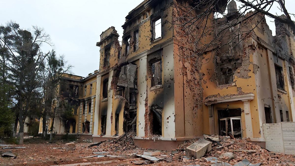 Una escuela en Kharkiv, Ucrania, que fue destruida durante los combates entre las fuerzas ucranianas y rusas, el 28 de febrero de 2022. (Sergey Bobok/AFP)