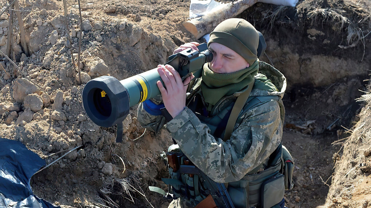 El presidente ucraniano, Volodymyr Zelensky, instó el jueves a la OTAN a proporcionar a Kiev ayuda militar sin restricciones, cuando se cumple un mes de la invasión rusa de Ucrania. “Para salvar a la gente y a nuestras ciudades, Ucrania necesita ayuda militar sin restricciones. De la misma manera que Rusia está utilizando todo su arsenal sin restricciones contra nosotros”, dijo a los representantes de la OTAN a través de un enlace de vídeo. Al tiempo que agradecía a los miembros de la alianza militar occidental el material defensivo proporcionado hasta ahora, hizo un llamamiento para que le proporcionen armas ofensivas. “Podéis darnos el uno por ciento de vuestros aviones. El uno por ciento de vuestros tanques. El uno por ciento”. La OTAN ha rechazado los llamamientos de Ucrania a intervenir e imponer una zona de exclusión aérea para detener el feroz bombardeo ruso, y Kiev se centra ahora en conseguir armamento más avanzado para defenderse. Zelensky también acusó a Rusia de desplegar armas de fósforo, que esparcen un polvo que se enciende en contacto con el oxígeno y provoca graves quemaduras. En esta imagen de vídeo proporcionada por la Oficina de Prensa Presidencial de Ucrania, el presidente ucraniano Volodymyr Zelensky habla desde Kiev, Ucrania, el 21 de marzo de 2022. (Oficina de Prensa Presidencial de Ucrania vía AP) “Esta mañana, por cierto, se utilizaron bombas de fósforo. Bombas de fósforo rusas. Volvieron a morir adultos y volvieron a morir niños”, dijo Zelensky. “La alianza puede evitar una vez más la muerte de ucranianos por los ataques rusos, por la ocupación rusa, dándonos todas las armas que necesitamos”. El presidente de Estados Unidos, Joe Biden, y los líderes mundiales inauguraron el jueves un trío de cumbres de emergencia con una sobria advertencia del secretario general de la OTAN, Jens Stoltenberg, de que la alianza debe reforzar sus defensas para contrarrestar la invasión rusa de Ucrania y “responder a una nueva realidad de seguridad en Europa.” Stoltenberg comentó al convocar una cumbre de la OTAN centrada en aumentar la presión sobre el presidente ruso, Vladimir Putin, por el asalto a Ucrania, al tiempo que atiende las repercusiones económicas y de seguridad que se extienden por Europa y el mundo. “Nos reunimos en un momento crítico para nuestra seguridad”, dijo Stoltenberg, dirigiéndose a los líderes sentados en una gran mesa redonda. “Estamos unidos en la condena de la agresión no provocada del Kremlin y en nuestro apoyo a la soberanía e integridad territorial de Ucrania”. Primera fila desde la derecha, el presidente de Turquía, Recep Tayyip Erdogan, el primer ministro de Gran Bretaña, Boris Johnson, el presidente de Estados Unidos, Joe Biden, el secretario general de la OTAN, Jens Stoltenberg, el primer ministro de Bélgica, Alexander De Croo, y los líderes de la alianza militar liderada por Estados Unidos, posan para una foto de familia en la sede de la OTAN en Bruselas, el 24 de marzo de 2022. (Brendan Smialowski, Pool vía AP) Dijo que la alianza está “decidida a seguir imponiendo costes a Rusia para lograr el fin de esta brutal guerra”. A lo largo del jueves, la capital diplomática europea acoge la cumbre de emergencia de la OTAN, una reunión del Grupo de los Siete países industrializados y una cumbre de la Unión Europea. Biden asistirá a las tres reuniones y dará una conferencia de prensa después. Mientras tanto, Ucrania dijo que había atacado un buque de transporte naval ruso atracado en el Mar de Azov, cerca de la ciudad portuaria asediada de Mariupol. “El gran buque de desembarco Orsk de la Flota del Mar Negro de los ocupantes ha sido destruido en el puerto de Berdyansk capturado por Rusia”, escribió la marina ucraniana en las redes sociales. En las imágenes amateur de lo que la marina ucraniana dijo que era el ataque al barco, salían columnas de humo negro de un gran barco gris atracado junto a grandes grúas. El Ministerio de Defensa ruso no respondió de inmediato a la afirmación y los ataques no pudieron ser verificados de forma independiente. La nueva agencia estatal rusa TASS había descrito a principios de esta semana la llegada de las lanchas de desembarco como “un acontecimiento épico” que “abre oportunidades para el Mar Negro en términos de logística”, citando el canal de televisión vinculado al Ministerio de Defensa ruso, Zvezda. Según TASS, el buque podía transportar hasta 1.500 toneladas de carga. Berdyansk está situada a unos 80 kilómetros al oeste de la estratégica ciudad de Mariupol, que ha sido cercada y fuertemente dañada por las fuerzas rusas. Miles de civiles han escapado de Mariupol a través de corredores de evacuación, pero unas 100.000 personas siguen sin agua ni electricidad. Kiev afirma que más de 2.500 personas han muerto en la ciudad desde que el presidente ruso Vladimir Putin lanzó su invasión de Ucrania hace un mes. Las fuerzas rusas han avanzado más en el sur de Ucrania, pero solo controlan Kherson, una ciudad de aproximadamente 200.000 habitantes. Captura de pantalla de un vídeo no confirmado que supuestamente muestra la destrucción en Mariupol causada por el asedio y el bombardeo ruso de la ciudad del sur de Ucrania, marzo de 2022. (Twitter) También el jueves, el gobernador de la región de Luhansk, en el este de Ucrania, dijo que al menos cuatro personas murieron, entre ellas dos niños, y seis resultaron heridas por los ataques de la noche. Sergiy Gayday dijo que “lamentablemente, el número de víctimas podría ser considerablemente mayor”, acusando a las fuerzas rusas de utilizar bombas de fósforo en la aldea de Rubizhne. Otros funcionarios de la región han hecho afirmaciones similares en los últimos días, que no han sido verificadas de forma independiente. “Los rusos están luchando. No pueden avanzar. Por eso han empezado a utilizar armas pesadas”, dijo Gayday. Dijo que los ataques rusos también golpearon Lysychansk y Novodruzhesk al noroeste de Luhansk, sin proporcionar detalles adicionales.