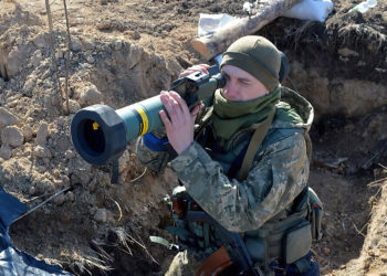 El presidente ucraniano, Volodymyr Zelensky, instó el jueves a la OTAN a proporcionar a Kiev ayuda militar sin restricciones, cuando se cumple un mes de la invasión rusa de Ucrania. “Para salvar a la gente y a nuestras ciudades, Ucrania necesita ayuda militar sin restricciones. De la misma manera que Rusia está utilizando todo su arsenal sin restricciones contra nosotros”, dijo a los representantes de la OTAN a través de un enlace de vídeo. Al tiempo que agradecía a los miembros de la alianza militar occidental el material defensivo proporcionado hasta ahora, hizo un llamamiento para que le proporcionen armas ofensivas. “Podéis darnos el uno por ciento de vuestros aviones. El uno por ciento de vuestros tanques. El uno por ciento”. La OTAN ha rechazado los llamamientos de Ucrania a intervenir e imponer una zona de exclusión aérea para detener el feroz bombardeo ruso, y Kiev se centra ahora en conseguir armamento más avanzado para defenderse. Zelensky también acusó a Rusia de desplegar armas de fósforo, que esparcen un polvo que se enciende en contacto con el oxígeno y provoca graves quemaduras. En esta imagen de vídeo proporcionada por la Oficina de Prensa Presidencial de Ucrania, el presidente ucraniano Volodymyr Zelensky habla desde Kiev, Ucrania, el 21 de marzo de 2022. (Oficina de Prensa Presidencial de Ucrania vía AP) “Esta mañana, por cierto, se utilizaron bombas de fósforo. Bombas de fósforo rusas. Volvieron a morir adultos y volvieron a morir niños”, dijo Zelensky. “La alianza puede evitar una vez más la muerte de ucranianos por los ataques rusos, por la ocupación rusa, dándonos todas las armas que necesitamos”. El presidente de Estados Unidos, Joe Biden, y los líderes mundiales inauguraron el jueves un trío de cumbres de emergencia con una sobria advertencia del secretario general de la OTAN, Jens Stoltenberg, de que la alianza debe reforzar sus defensas para contrarrestar la invasión rusa de Ucrania y “responder a una nueva realidad de seguridad en Europa.” Stoltenberg comentó al convocar una cumbre de la OTAN centrada en aumentar la presión sobre el presidente ruso, Vladimir Putin, por el asalto a Ucrania, al tiempo que atiende las repercusiones económicas y de seguridad que se extienden por Europa y el mundo. “Nos reunimos en un momento crítico para nuestra seguridad”, dijo Stoltenberg, dirigiéndose a los líderes sentados en una gran mesa redonda. “Estamos unidos en la condena de la agresión no provocada del Kremlin y en nuestro apoyo a la soberanía e integridad territorial de Ucrania”. Primera fila desde la derecha, el presidente de Turquía, Recep Tayyip Erdogan, el primer ministro de Gran Bretaña, Boris Johnson, el presidente de Estados Unidos, Joe Biden, el secretario general de la OTAN, Jens Stoltenberg, el primer ministro de Bélgica, Alexander De Croo, y los líderes de la alianza militar liderada por Estados Unidos, posan para una foto de familia en la sede de la OTAN en Bruselas, el 24 de marzo de 2022. (Brendan Smialowski, Pool vía AP) Dijo que la alianza está “decidida a seguir imponiendo costes a Rusia para lograr el fin de esta brutal guerra”. A lo largo del jueves, la capital diplomática europea acoge la cumbre de emergencia de la OTAN, una reunión del Grupo de los Siete países industrializados y una cumbre de la Unión Europea. Biden asistirá a las tres reuniones y dará una conferencia de prensa después. Mientras tanto, Ucrania dijo que había atacado un buque de transporte naval ruso atracado en el Mar de Azov, cerca de la ciudad portuaria asediada de Mariupol. “El gran buque de desembarco Orsk de la Flota del Mar Negro de los ocupantes ha sido destruido en el puerto de Berdyansk capturado por Rusia”, escribió la marina ucraniana en las redes sociales. En las imágenes amateur de lo que la marina ucraniana dijo que era el ataque al barco, salían columnas de humo negro de un gran barco gris atracado junto a grandes grúas. El Ministerio de Defensa ruso no respondió de inmediato a la afirmación y los ataques no pudieron ser verificados de forma independiente. La nueva agencia estatal rusa TASS había descrito a principios de esta semana la llegada de las lanchas de desembarco como “un acontecimiento épico” que “abre oportunidades para el Mar Negro en términos de logística”, citando el canal de televisión vinculado al Ministerio de Defensa ruso, Zvezda. Según TASS, el buque podía transportar hasta 1.500 toneladas de carga. Berdyansk está situada a unos 80 kilómetros al oeste de la estratégica ciudad de Mariupol, que ha sido cercada y fuertemente dañada por las fuerzas rusas. Miles de civiles han escapado de Mariupol a través de corredores de evacuación, pero unas 100.000 personas siguen sin agua ni electricidad. Kiev afirma que más de 2.500 personas han muerto en la ciudad desde que el presidente ruso Vladimir Putin lanzó su invasión de Ucrania hace un mes. Las fuerzas rusas han avanzado más en el sur de Ucrania, pero solo controlan Kherson, una ciudad de aproximadamente 200.000 habitantes. Captura de pantalla de un vídeo no confirmado que supuestamente muestra la destrucción en Mariupol causada por el asedio y el bombardeo ruso de la ciudad del sur de Ucrania, marzo de 2022. (Twitter) También el jueves, el gobernador de la región de Luhansk, en el este de Ucrania, dijo que al menos cuatro personas murieron, entre ellas dos niños, y seis resultaron heridas por los ataques de la noche. Sergiy Gayday dijo que “lamentablemente, el número de víctimas podría ser considerablemente mayor”, acusando a las fuerzas rusas de utilizar bombas de fósforo en la aldea de Rubizhne. Otros funcionarios de la región han hecho afirmaciones similares en los últimos días, que no han sido verificadas de forma independiente. “Los rusos están luchando. No pueden avanzar. Por eso han empezado a utilizar armas pesadas”, dijo Gayday. Dijo que los ataques rusos también golpearon Lysychansk y Novodruzhesk al noroeste de Luhansk, sin proporcionar detalles adicionales.