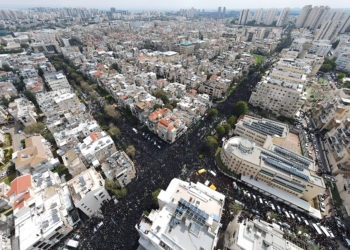 El cuerpo del rabino Chaim Kanievsky enterrado en cementerio de Bnei Brak