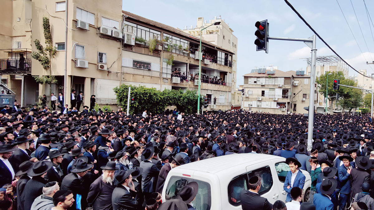 Decenas de miles de personas se reúnen en el funeral del rabino Kanievsky