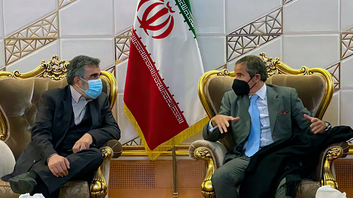 El director general del Organismo Internacional de Energía Atómica, OIEA, Rafael Mariano Grossi, a la derecha, habla con el jefe adjunto de la Organización de Energía Atómica de Irán, Behrouz Kamalvandi, a su llegada al aeropuerto Imán Jomeini de Teherán, Irán, el 22 de noviembre de 2021. (Organización de Energía Atómica de Irán vía AP)