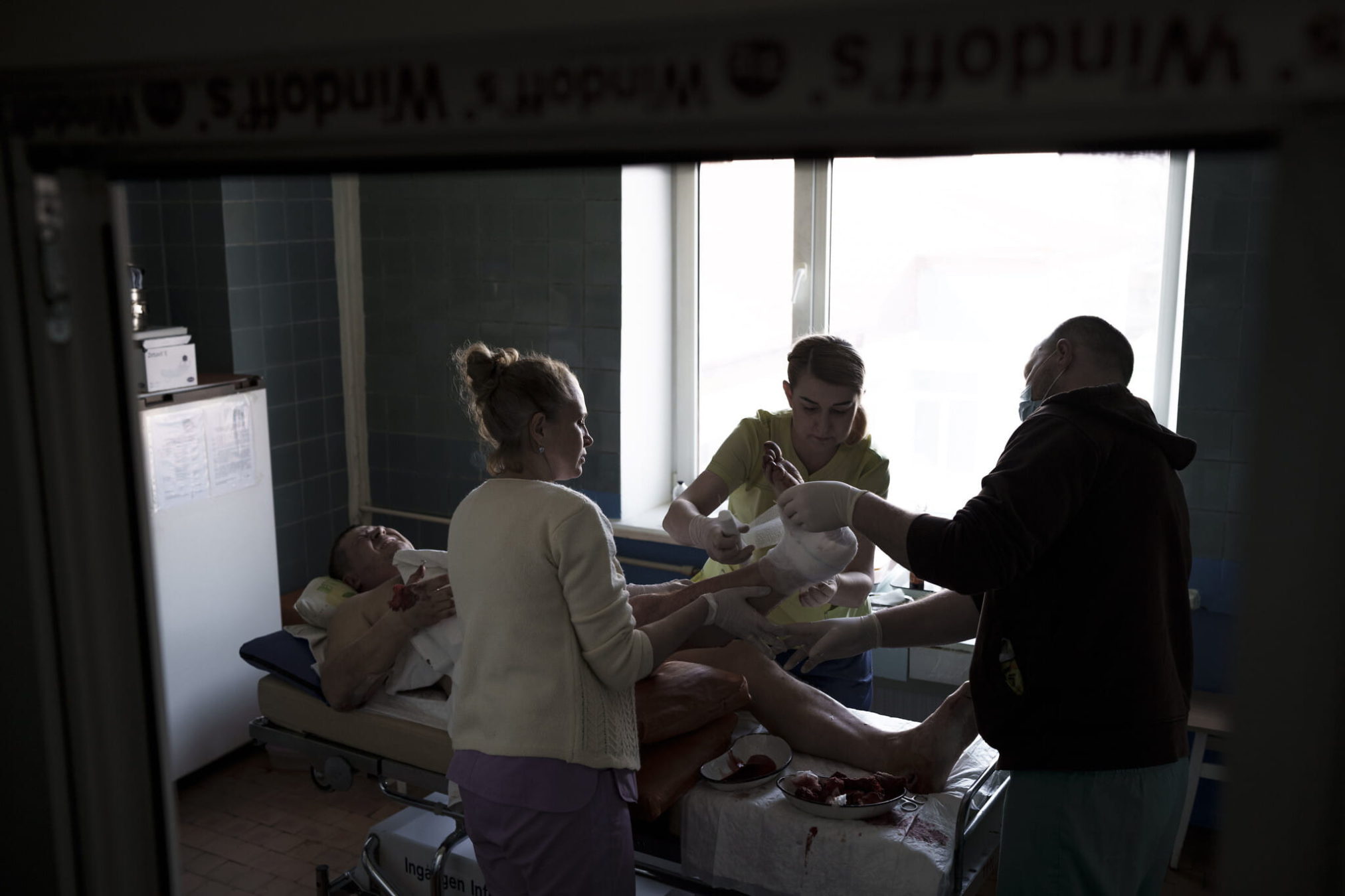 Un hombre herido por un bombardeo cerca de su casa es atendido en un hospital de Brovary, al norte de Kiev, Ucrania, el jueves 10 de marzo de 2022. (AP Photo/Felipe Dana)