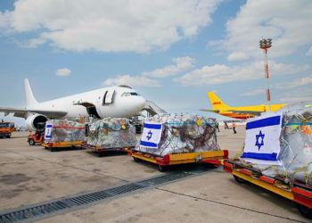 17 toneladas de equipo para construir un hospital de campaña israelí en Ucrania se cargan en un avión de El Al