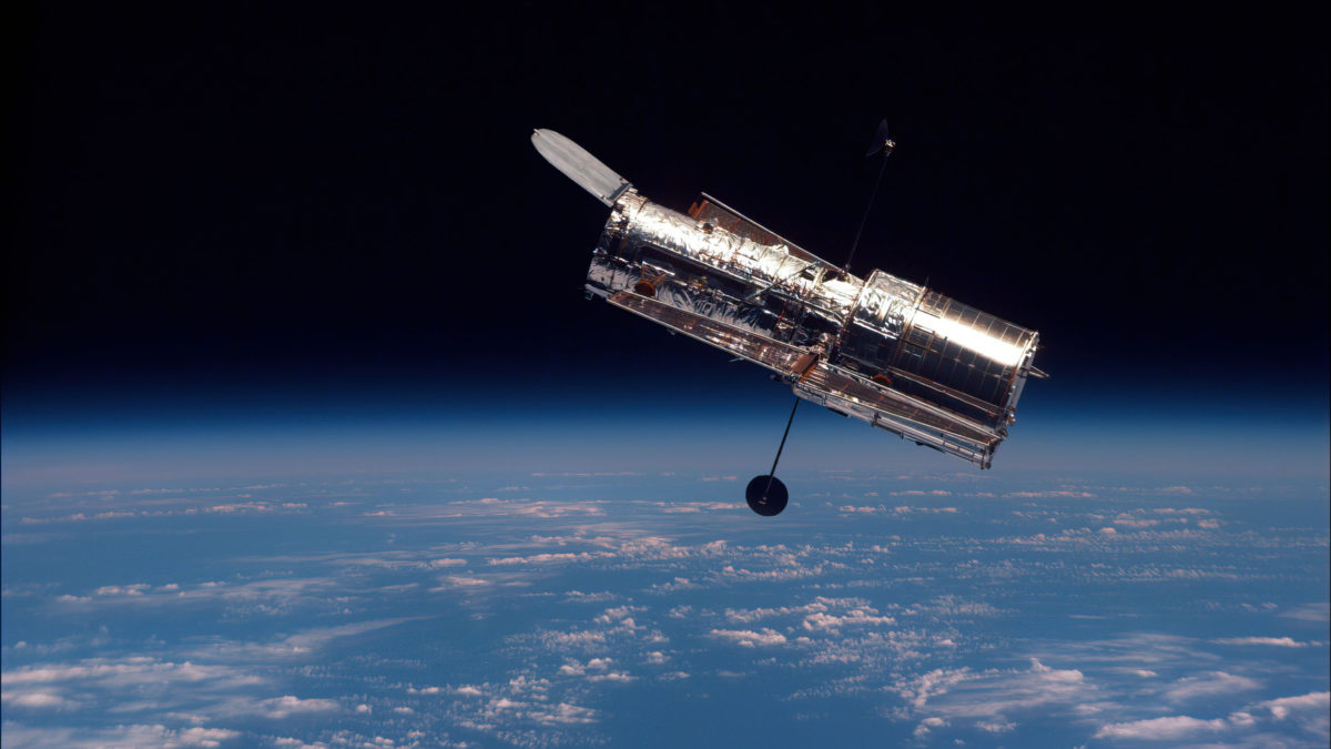 El telescopio Hubble visto desde el transbordador Discovery, febrero de 1997. (NASA/Dominio público)