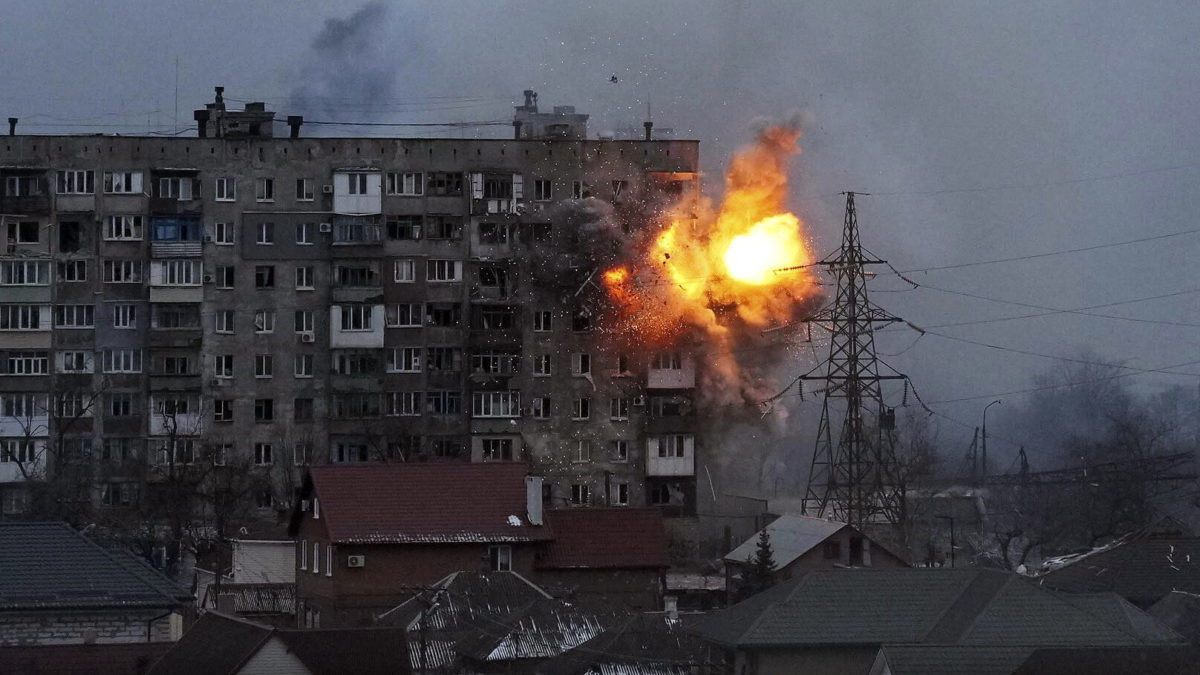 Se ve una explosión en un edificio de apartamentos después de que un tanque del ejército ruso dispare en Mariupol, Ucrania, el 11 de marzo de 2022. (AP Photo/Evgeniy Maloletka)