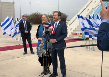 Herzog partirá mañana hacia Francia para participar en el memorial de Toulouse El presidente Isaac Herzog tiene previsto partir mañana a las 6 de la mañana hacia París. Se espera que el presidente se reúna en la capital francesa con el presidente francés Emmanuel Macron, antes de volar con Macron a Toulouse. Allí, ambos mandatarios participarán en un acto conmemorativo por los 10 años del atentado terrorista en una escuela judía de Toulouse en el que murieron cuatro personas. A continuación, Herzog y Macron se reunirán con los padres de uno de los niños asesinados en la escuela, y estarán acompañados por los expresidentes franceses Nicolas Sarkozy y Francoise Hollande. A continuación, Herzog y su esposa regresarán a París para ser recibidos en una cena de Estado por Macron y su esposa.