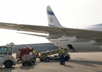 Israel carga otro avión con ayuda para Ucrania