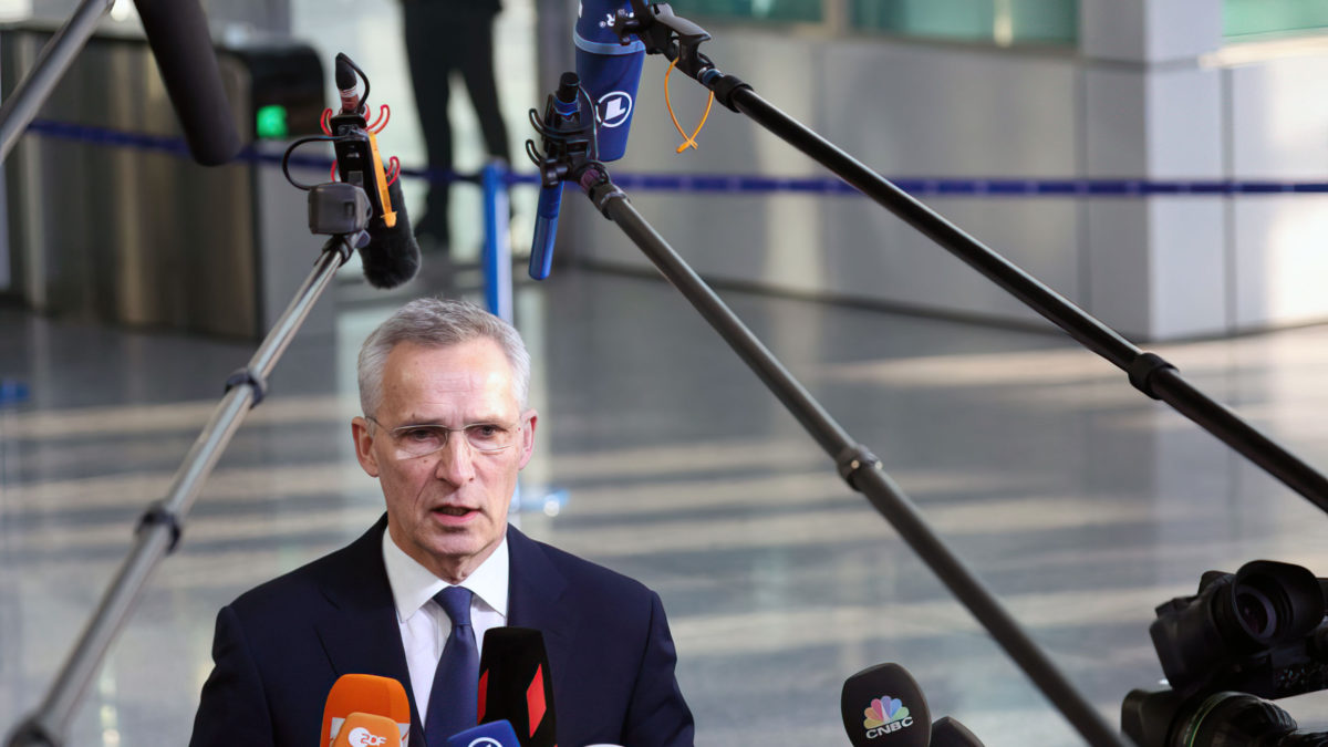 El jefe de la OTAN dice que un ataque químico ruso en Ucrania tendría “graves consecuencias” BRUSELAS - El secretario general de la OTAN, Jens Stoltenberg, afirma que cualquier ataque químico de Rusia contra Ucrania cambiaría el curso de la guerra, pero no dice si la OTAN tomaría medidas militares. Preguntado sobre si un ataque con armas químicas es una línea roja para la OTAN, Stoltenberg dijo: “No especularé más allá del hecho de que la OTAN siempre está preparada para defender, proteger y reaccionar ante cualquier tipo de ataque contra un país aliado de la OTAN.” Stoltenberg afirma que “cualquier uso de armas químicas cambiaría fundamentalmente la naturaleza del conflicto. Sería una violación flagrante del derecho internacional y tendría consecuencias generalizadas y graves”. Sus declaraciones se producen a su llegada a la sede de la OTAN en Bruselas para presidir una cumbre de los 30 líderes nacionales de la organización militar, entre los que se encuentra el presidente estadounidense Joe Biden. Los aliados de la OTAN están preocupados por la retórica rusa y temen que Moscú quiera crear un pretexto para utilizar armas químicas en Ucrania. Es probable que los líderes acuerden el envío de equipos para ayudar a Ucrania a protegerse de las amenazas químicas, biológicas, radiológicas y nucleares. También está previsto que aprueben la creación de cuatro nuevos grupos de combate multinacionales en el este de Europa para disuadir a Rusia de atacar a cualquier miembro de la OTAN.