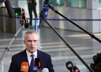 El jefe de la OTAN dice que un ataque químico ruso en Ucrania tendría “graves consecuencias” BRUSELAS - El secretario general de la OTAN, Jens Stoltenberg, afirma que cualquier ataque químico de Rusia contra Ucrania cambiaría el curso de la guerra, pero no dice si la OTAN tomaría medidas militares. Preguntado sobre si un ataque con armas químicas es una línea roja para la OTAN, Stoltenberg dijo: “No especularé más allá del hecho de que la OTAN siempre está preparada para defender, proteger y reaccionar ante cualquier tipo de ataque contra un país aliado de la OTAN.” Stoltenberg afirma que “cualquier uso de armas químicas cambiaría fundamentalmente la naturaleza del conflicto. Sería una violación flagrante del derecho internacional y tendría consecuencias generalizadas y graves”. Sus declaraciones se producen a su llegada a la sede de la OTAN en Bruselas para presidir una cumbre de los 30 líderes nacionales de la organización militar, entre los que se encuentra el presidente estadounidense Joe Biden. Los aliados de la OTAN están preocupados por la retórica rusa y temen que Moscú quiera crear un pretexto para utilizar armas químicas en Ucrania. Es probable que los líderes acuerden el envío de equipos para ayudar a Ucrania a protegerse de las amenazas químicas, biológicas, radiológicas y nucleares. También está previsto que aprueben la creación de cuatro nuevos grupos de combate multinacionales en el este de Europa para disuadir a Rusia de atacar a cualquier miembro de la OTAN.