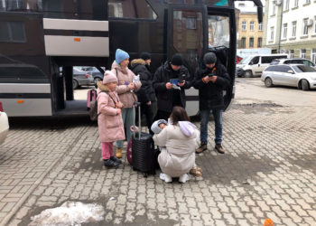 Llegan autobuses para evacuar a israelíes de Lviv a la frontera polaca