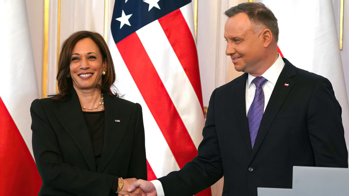 La vicepresidenta estadounidense Kamala Harris y el presidente polaco Andrzej Duda se dan la mano tras ofrecer una rueda de prensa en el Palacio Belwelder de Varsovia, Polonia, el 10 de marzo de 2022. (JANEK SKARZYNSKI / AFP)