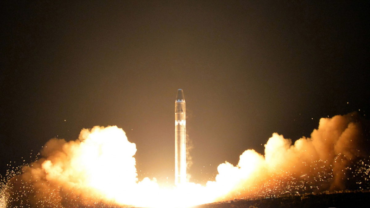 Kim de Corea del Norte ordenó el lanzamiento de un “nuevo” tipo de ICBM