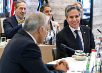 (De izquierda a derecha) El ministro de Asuntos Exteriores de Israel, Yair Lapid, pronuncia el discurso de apertura durante una mesa redonda junto al secretario de Estado estadounidense, Antony Blinken, en Sde Boker, en el desierto de Negez, el 28 de marzo de 2022 (Jacquelyn MARTIN / POOL / AFP)