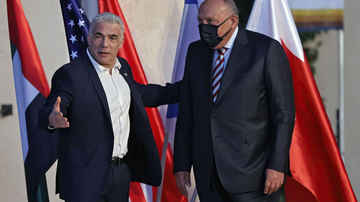 El ministro de Asuntos Exteriores, Yair Lapid (izquierda), recibe a su homólogo egipcio, el ministro Sameh Shoukri, en Sde Boker, en el sur de Israel, el 27 de marzo de 2022, antes de la Cumbre del Néguev. (Jack Guez/ AFP)