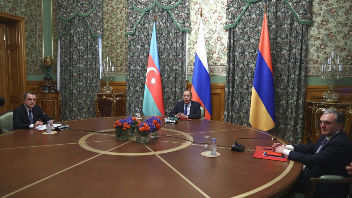 En esta foto publicada por el Servicio de Prensa del Ministerio de Asuntos Exteriores de Rusia, el ministro de Asuntos Exteriores de Rusia, Sergei Lavrov, en el centro, el ministro de Asuntos Exteriores de Armenia, Zohrab Mnatsakanyan, a la derecha, y el ministro de Asuntos Exteriores de Azerbaiyán, Jeyhun Bayramov, vistos durante su reunión en Moscú, Rusia, el 9 de octubre de 2020 (Servicio de Prensa del Ministerio de Asuntos Exteriores de Rusia vía AP)