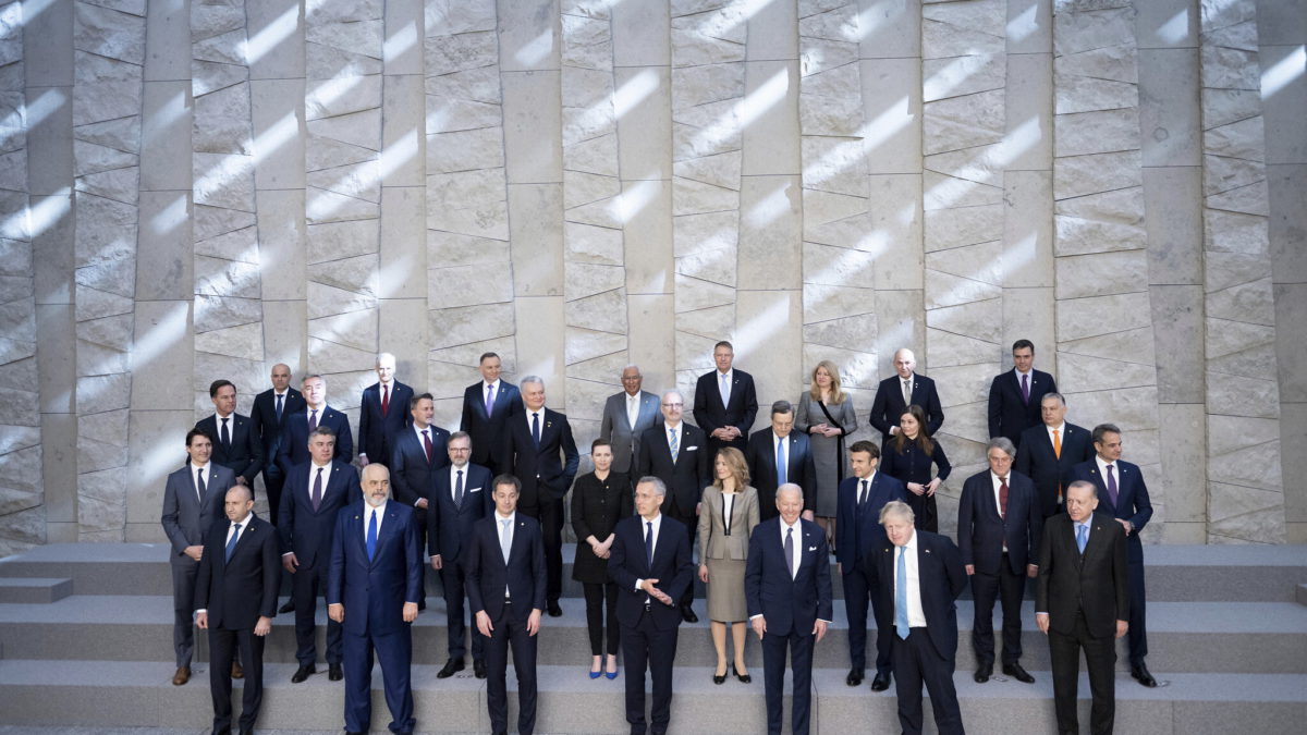 Primera fila desde la derecha, el presidente de Turquía, Recep Tayyip Erdogan, el primer ministro de Gran Bretaña, Boris Johnson, el presidente de Estados Unidos, Joe Biden, el secretario general de la OTAN, Jens Stoltenberg, el primer ministro de Bélgica, Alexander De Croo, y los líderes de la alianza militar liderada por Estados Unidos, posan para una foto de familia en la sede de la OTAN en Bruselas, el 24 de marzo de 2022. (Brendan Smialowski, Pool vía AP)