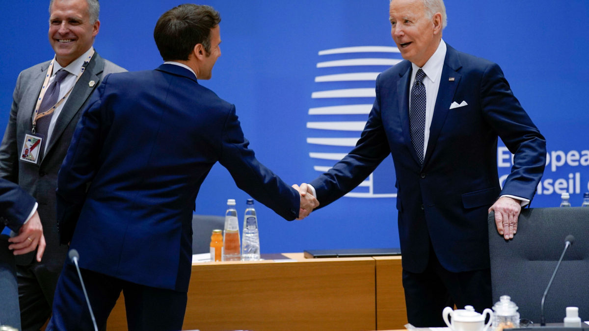 El presidente francés Emmanuel Macron estrecha la mano del presidente Joe Biden durante una mesa redonda en una cumbre de la UE en Bruselas, el jueves 24 de marzo de 2022. (AP Photo/Evan Vucci)