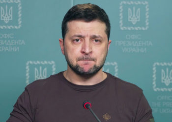 El presidente ucraniano Volodymyr Zelensky habla en Kiev, el 10 de marzo de 2022. (Oficina de Prensa de la Presidencia de Ucrania vía AP)